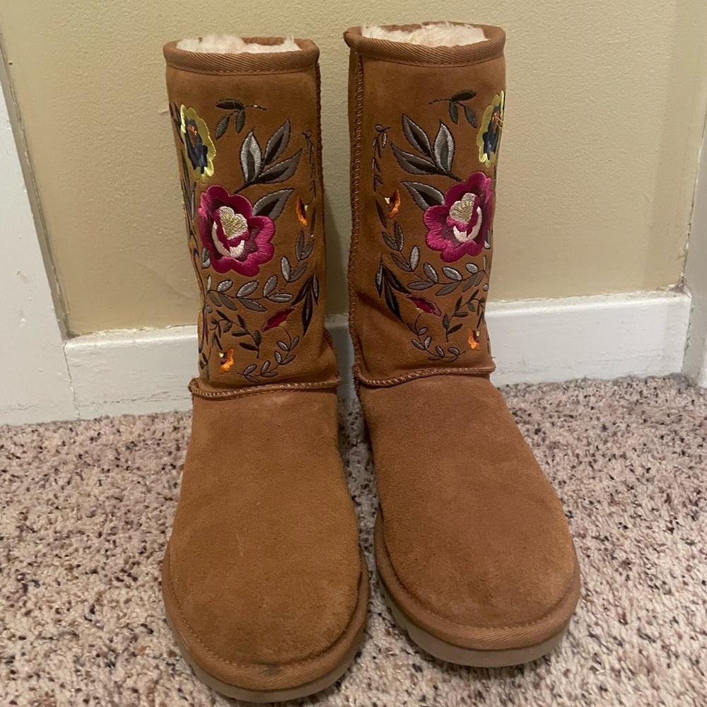 NWOT embroidered Uggs